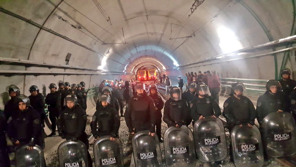 Los trabajadores del metro de Buenos Aires exigen una negociación salarial justa.