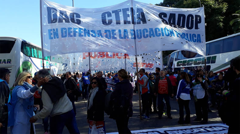 Al reclamo de los docentes se unieron trabajadores de la Red de Subterráneos de la Ciudad de Buenos Aires (Subte), profesionales de la salud y miembros de distintas organizaciones sociales.