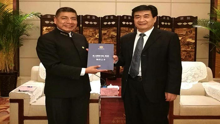 El diplomático (i) entregó el Libro del Mar al vicegobernador provincial, He Jinping (d).
