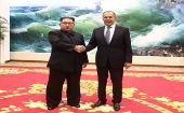El canciller ruso Serguéi Lavrov (d) visitó la capital de Corea del Norte para dialogar con Kim Jong-un.