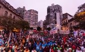 Los marchantes rechazan la decisión de Macri de vetar la ley de emergencia tarifaria aprobada por el Senado.