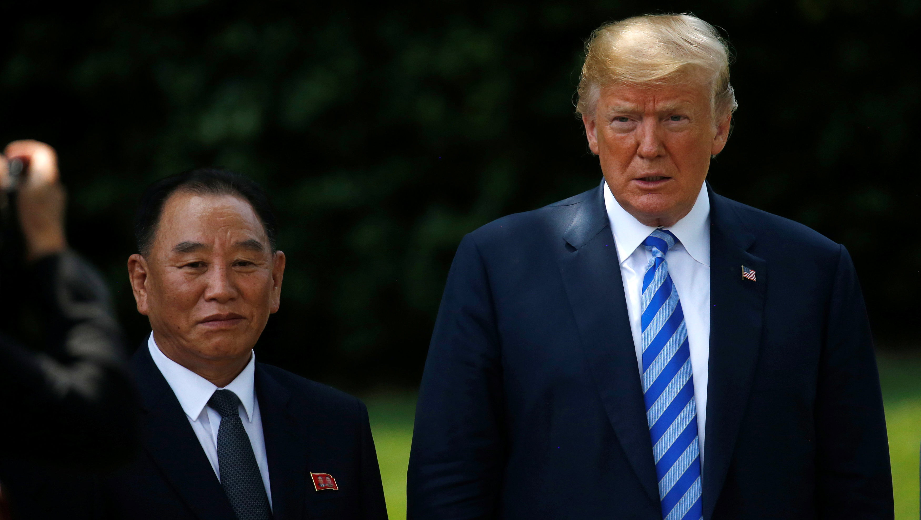 El presidente Donald Trump junto con el enviado de Corea del Norte, el general Kim Yong-chol, confirma que la cumbre se efectuará en el tiempo estipulado.