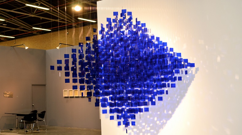“Extensión azul y blanca”, hecha en 1984, fue traída desde Nueva York, es una de las artes que le brinda popularidad a Soto. Para algunos es el resultado de la materialización de un producto internalizado con perfección.