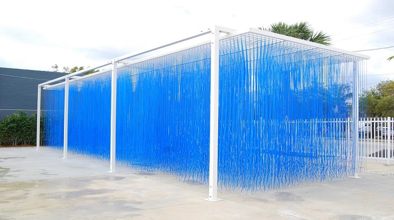 Esta obra denominada "Penetrable Azul", permite al espectador vivir una experiencia óptica y táctil. Al ser penetrada puedes sentir la lluvia de cuerditas por todo el cuerpo mientras las palpa.