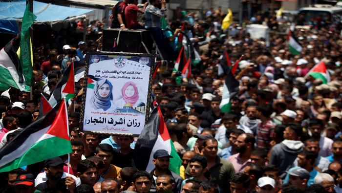 Durante el funeral de la enfermera palestina, los asistentes exigieron justicia por el crimen cometido.