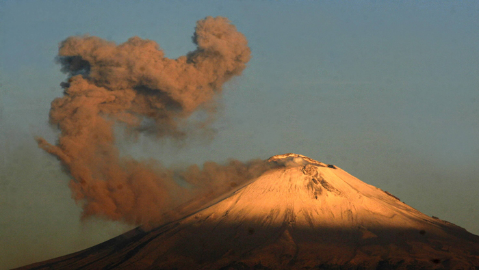 Al menos una decena de volcanes se encuentran activos en la región.