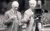Auguste y Louis Lumière lograron culminar el diseño de su cinematógrafo, el primer aparato de proyección de cine.