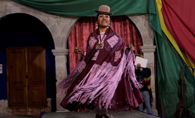 The 'Miss Cholita Transformista' 2018 contest sheds light on the LGBTQ community and their demands.