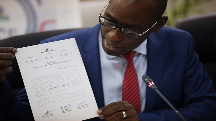 El Ministro de Planificación y Cooperación Externa de Haití Aviol Fleurant presentó el documento que prohíbe el funcionamiento definitivo de Oxfam en Haití .