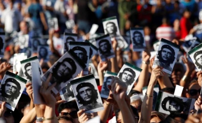 Cubans pay homage to Ernesto Che Guevara.