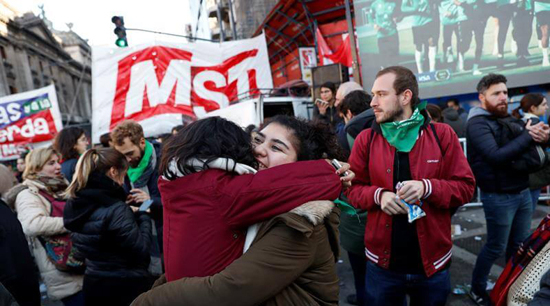 Hombres y mujeres de todas las edades se congregaron este jueves en las inmediaciones del Congreso argentino para respaldar la medida.