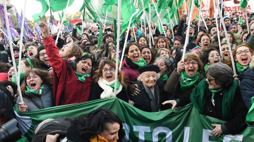 Argentinas celebran la aprobación en la Cámara de Diputados sobre la despenalización del aborto.