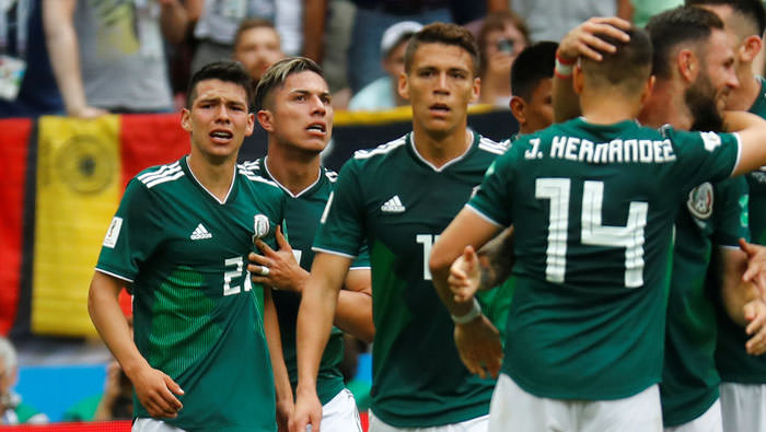 Los jugadores mexicanos celebran el triunfo ante la oncena alemana