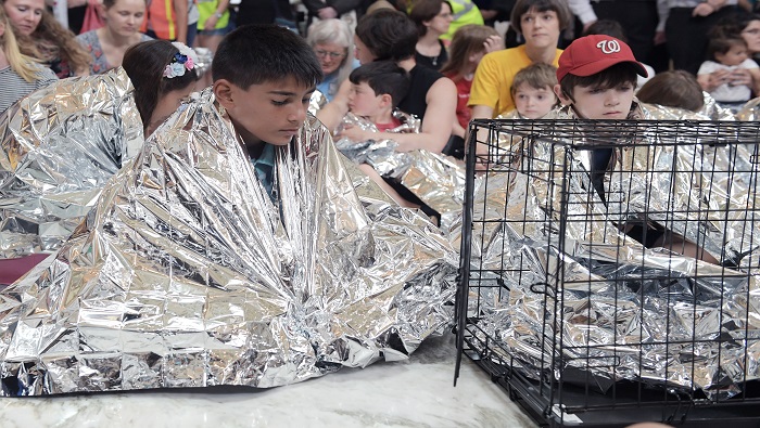 Los niños inmigrantes en centros de detención duermen con láminas plateados que sirven como mantas.