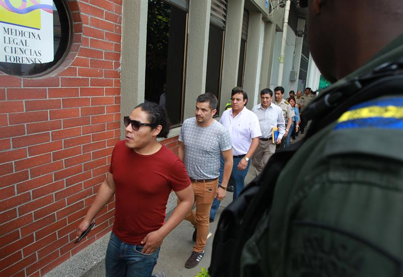 Familiares de los periodistas del Diario el Comercio de Ecuador, llegan a la sede del Instituto Nacional de Medicina Legal el viernes.