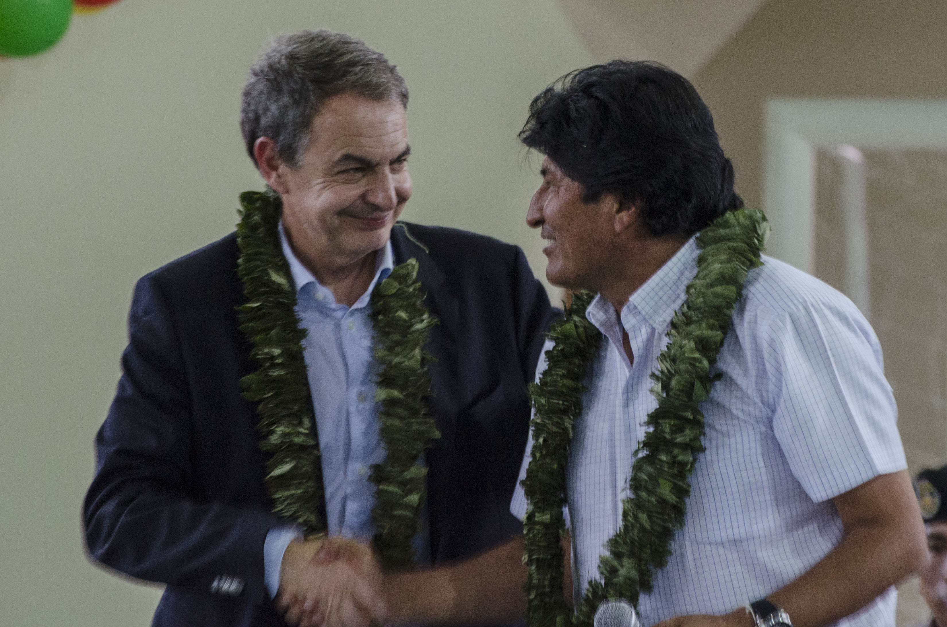 Zapatero (i) resaltó los logros alcanzados durante la gestión de Morales.
