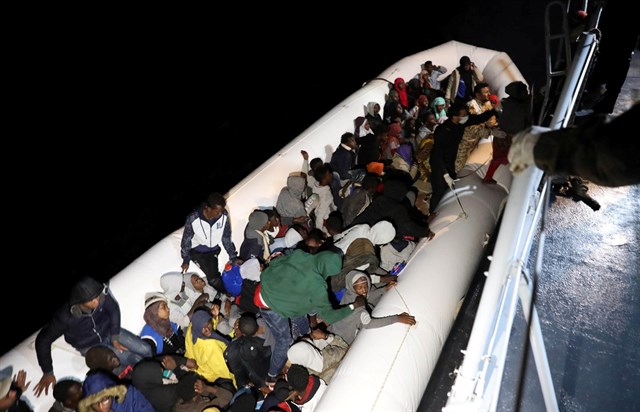 Cada día, decenas de personas huyen de sus lugares de origen por causa de conflictos o la pobreza e intentan llegar a Italia atravesando el mar Mediterráneo.