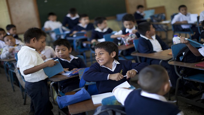 La comunidad internacional donó implementos escolares para la reinserción de los pequeños afectados a las escuelas.