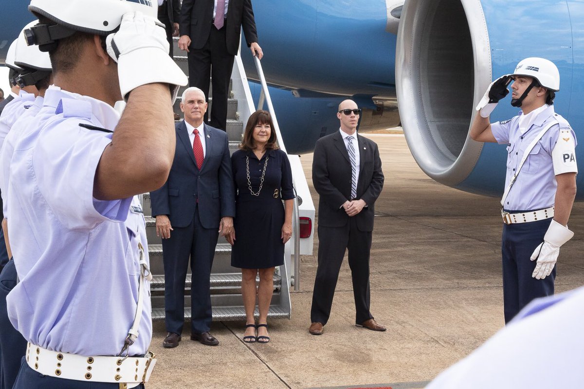 Pence llegó con su delegación fue recibido por una comitiva de la Cancillería de Brasil.