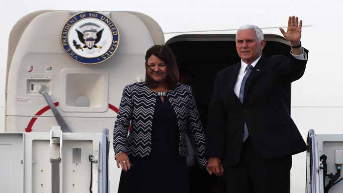 El vicepresidente de EE.UU. y su esposa Karen Pence al llegar al Aeropuerto Internacional Mariscal Sucre de Quito.