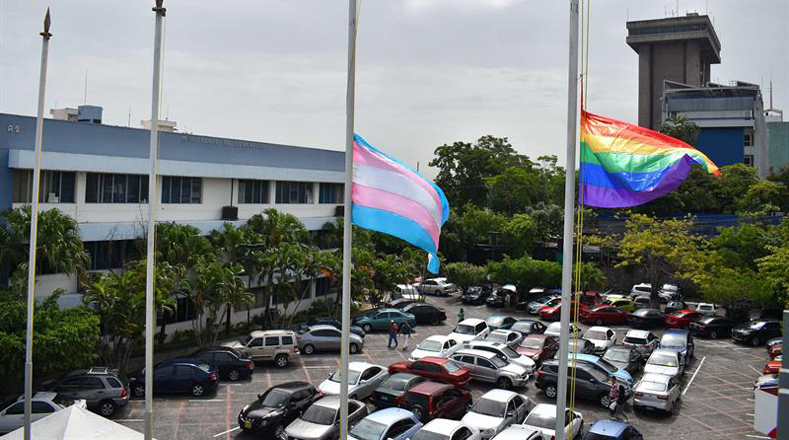 La Federación Salvadoreña Lgbti y la Asociación de Generación de Hombres Trans se concentraron para izar la bandera representativa de la diversidad sexual en la Plaza de las Banderas de la capital.