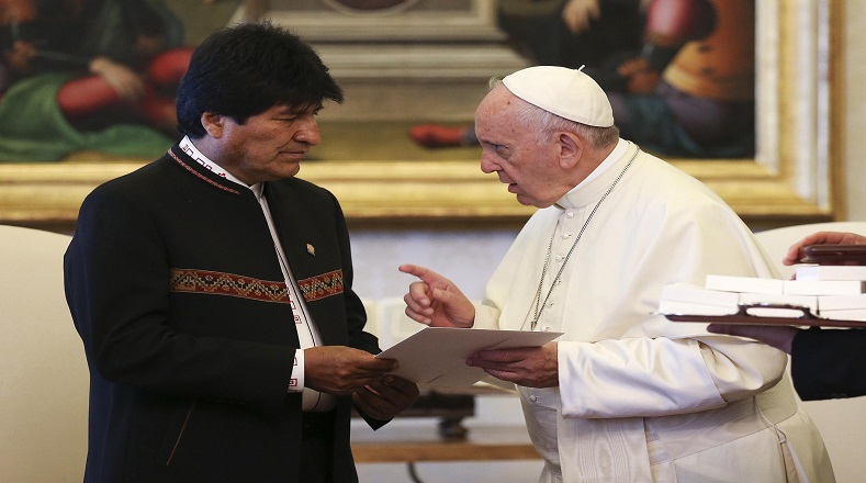 El pontífice le entregó al mandatario el medallón del Ángel de la Paz, 