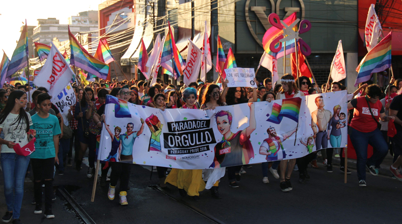 Miles de personas se reunieron este sábado en la capital paraguaya, Asunción, para reivindicar el derecho al matrimonio igualitario. en este país.