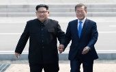 Las relaciones entre ambas naciones buscan normalizarse, tras el acercamiento entre los mandatarios Kim Jong-un (i) y Moon Jae-in (d).