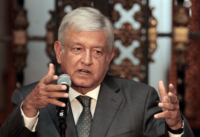 El presidente electo de México, Andrés Manuel López Obrador, habla ante medios de comunicación en el Salón Tesorería de Palacio Nacional.