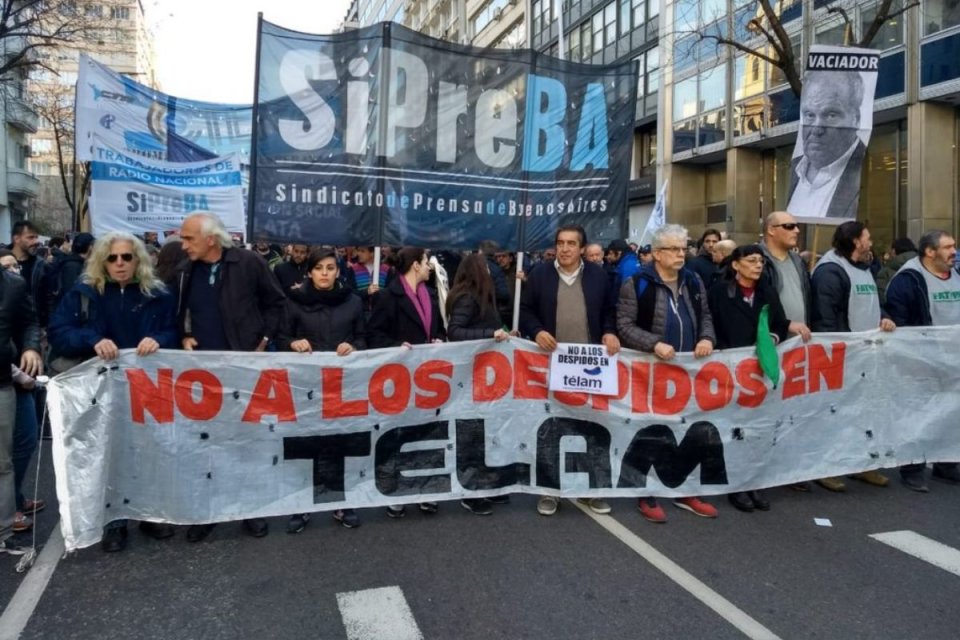 El pasado jueves 26 de junio, 357 trabajadores de Télam fueron despedidos, por lo que se mantienen en paro y toma pacífica.