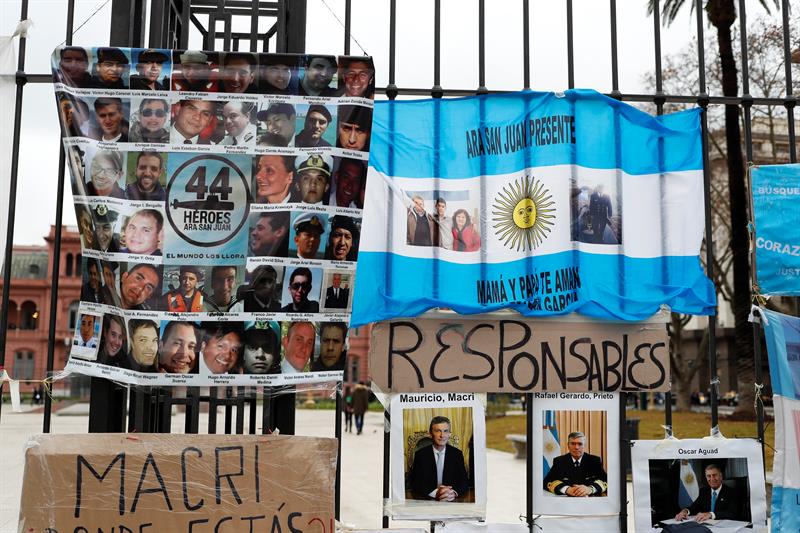 Las familias de los tripulantes del submarino acampan encadenados en Plaza de Mayo de Buenos Aires para exigir retomar la búsqueda del sumergible.