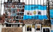 Las familias de los tripulantes del submarino acampan encadenados en Plaza de Mayo de Buenos Aires para exigir retomar la búsqueda del sumergible.