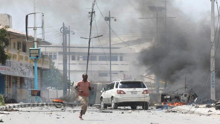 Las autoridades indicaron que el hecho sucedió pasadas las 11H00 (hora local) cuando dos coches bombas explotaron en las cercanías del complejo ministerial.