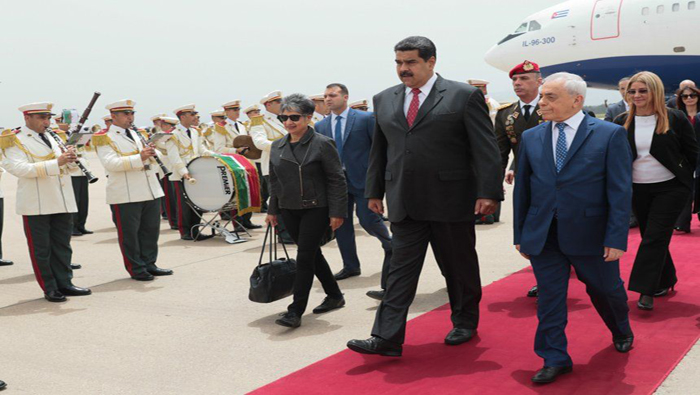 El mandatario venezolano (I) realizó una visita a Argelia en el marco de su viaje para la toma de posesión de Recep Tayyip Erdogan en Turquía.