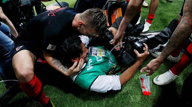 El partido de semifinal entre Croacia e Inglaterra no solo se vio protagonizado por el pase de los croatas por primera vez a una final, sino también por el fotógrafo Yuri Cortez de la agencia France Press (AFP).
