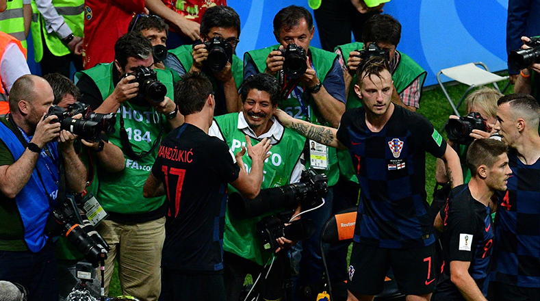 El salvadoreño Yuri Cortez fue el espectador VIP de la celebración del gol de la victoria de Croacia marcado por Mario Mandzukic en el minuto 109, luego que los jugadores fueron a festejar el tanto en la tribuna de los fotógrafos y ocasionó que el reportero de AFP cayera al suelo.