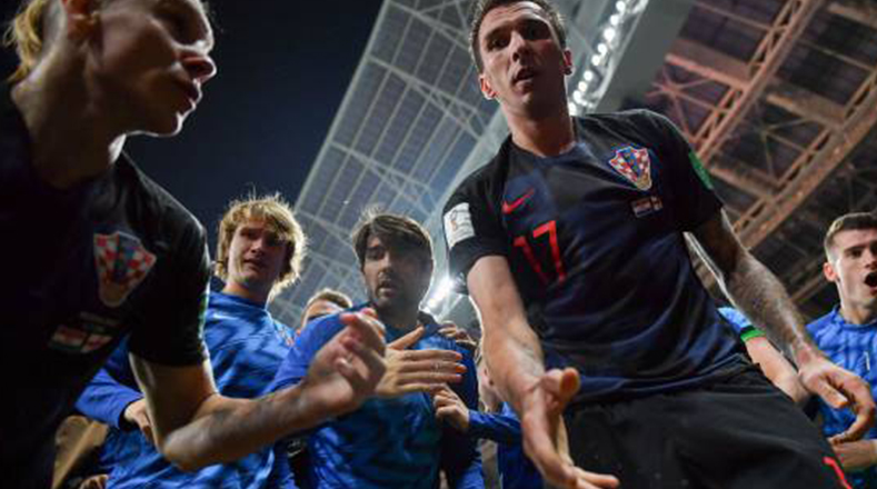 Los jugadores croatas ni se dieron cuenta del invitado que tenían en la celebración, hasta que Mandzukic le ofreció la mano para levantarse y le estrechó su mano. 
