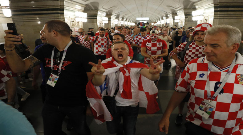 También los aficionados croatas alientan a su selección, que por primera vez llega a una final. 