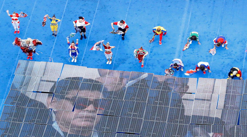 En la ceremonia se pudo ver en una pantalla al astro del fútbol argentino Maradona. 