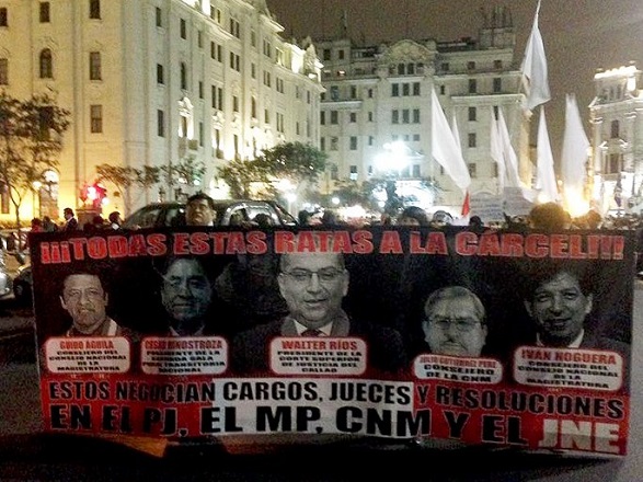 Los peruanos marcharon pidiendo que los jueces, magistrados y funcionarios corruptos sean encarcelados.