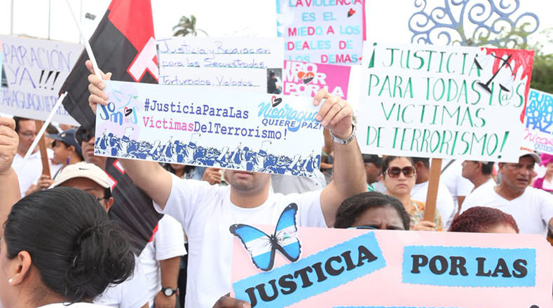 La marcha pacífica lleva el nombre de Caminata Justicia para las Víctimas del Terrorismo y se desarrolló en Managua, capital del país.