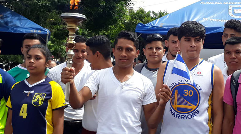  En la caminata que culminó en el parque Morazán, estudiantes atletas portaron una antorcha de la paz. 