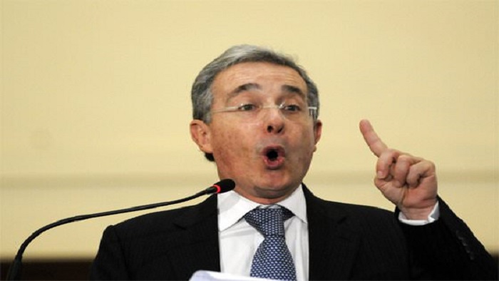 Uribe señaló que presentará su renuncia formal ante el Senado colombiano para evitar que su defensa 