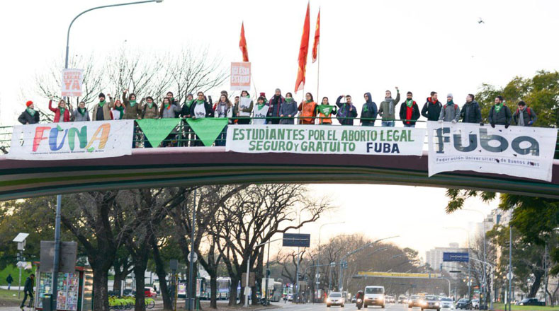 Como parte de la jornada, fue convocado un "puentazo" en aquellos accesos que unen las ciudades para llenarlos con pañuelos verdes y reiterar el apoyo a la promulgación de una ley por el aborto legal.