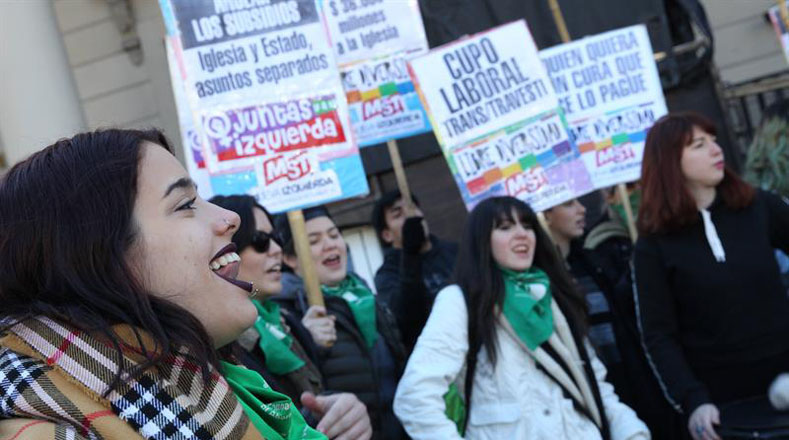 Estas movilizaciones coincidieron con la sesión que realiza el Senado argentino para debatir el proyecto de ley sobre la interrupción del embarazo, que ya fue aprobada por la Cámara de Diputados.