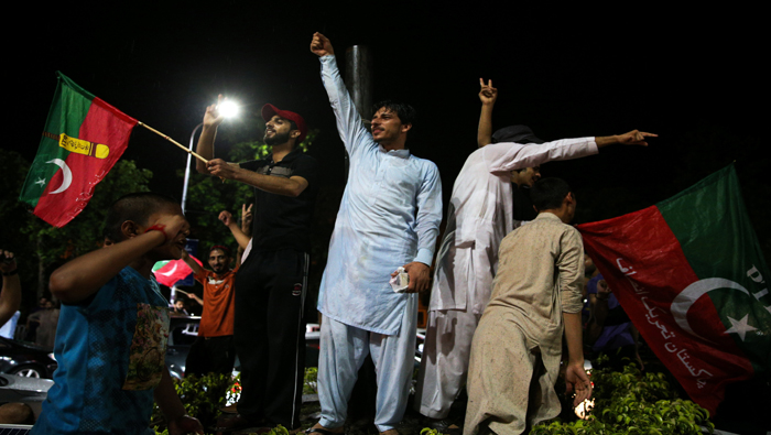 Seguidores de Khan ya celebran desde este jueves el resultado que lo acercan al cargo de primer ministro.