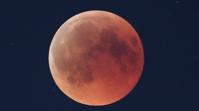 La luna tomará una coloración rojiza sin llegar a desaparecer por completo, fenómeno denominado como "Luna sangrienta" o "Luna de Sangre".