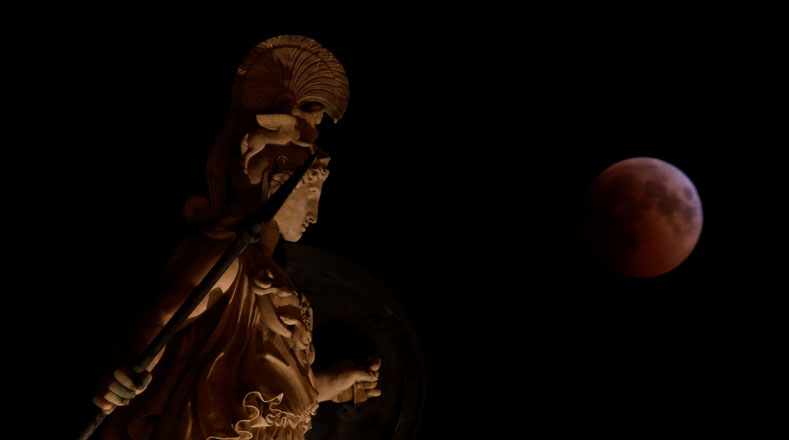 En Atenas (Grecia) los ciudadanos pudieron visualizar este eclipse, uno de los pocos comunes, que iluminó la estatua de la diosa de la sabiduría Atenea.