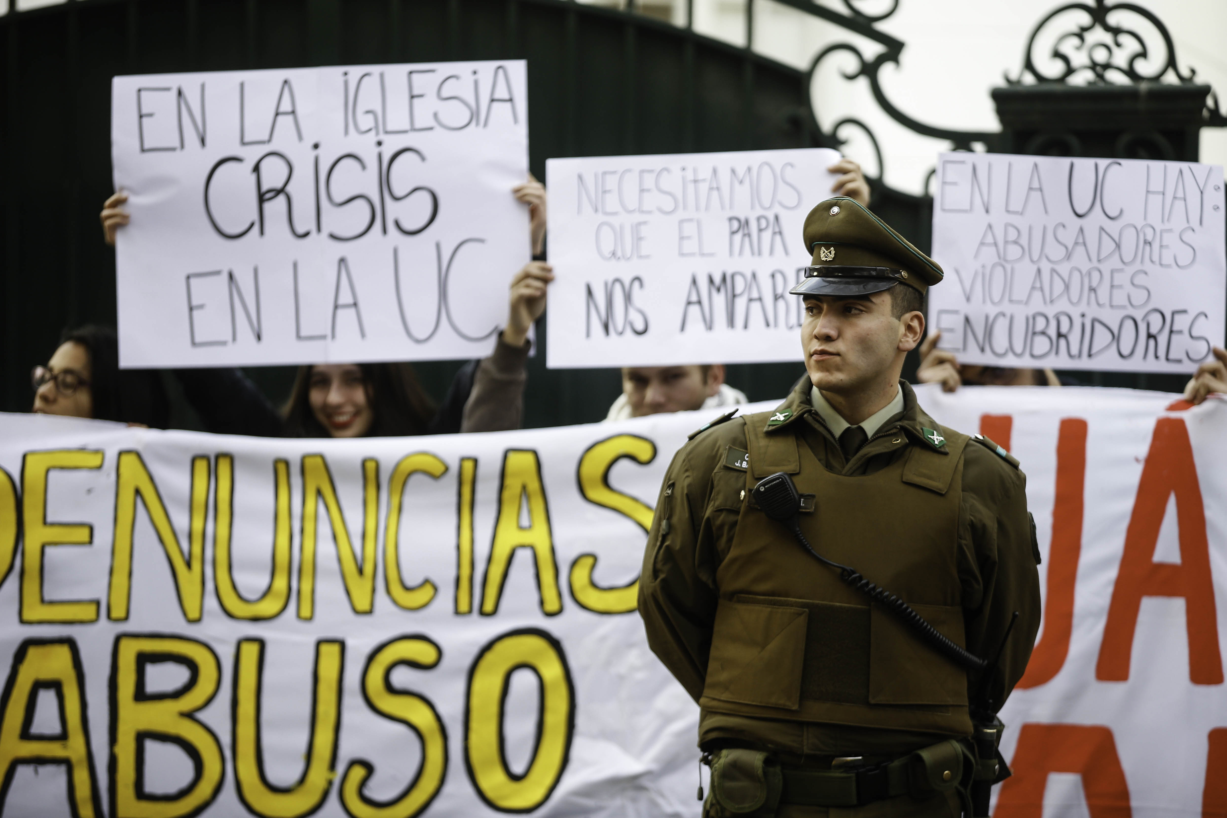 En junio un grupo jóvenes realizó una protesta por los abusos sexuales en la Universidad Católica frente a la Nunciatura Apostólica de Santiago.