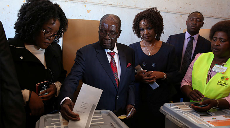 Son los primeros comicios desde la independencia del país (1980) sin la candidatura de Robert Mugabe, quien gobernó el país desde ese año hasta 2017. El mismo ejerció su voto en un centro electoral en Harare (capital).